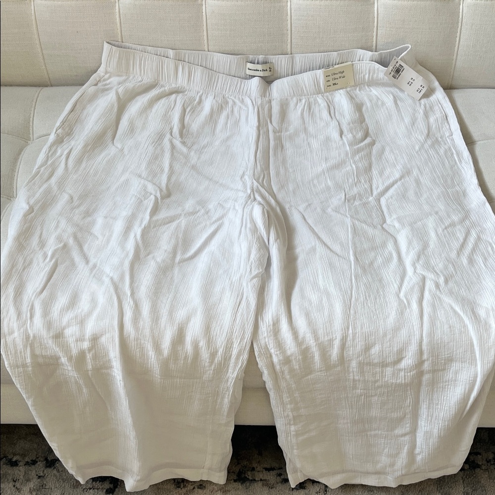 NWT Abercrombie & Fitch XXLarge short white pants.